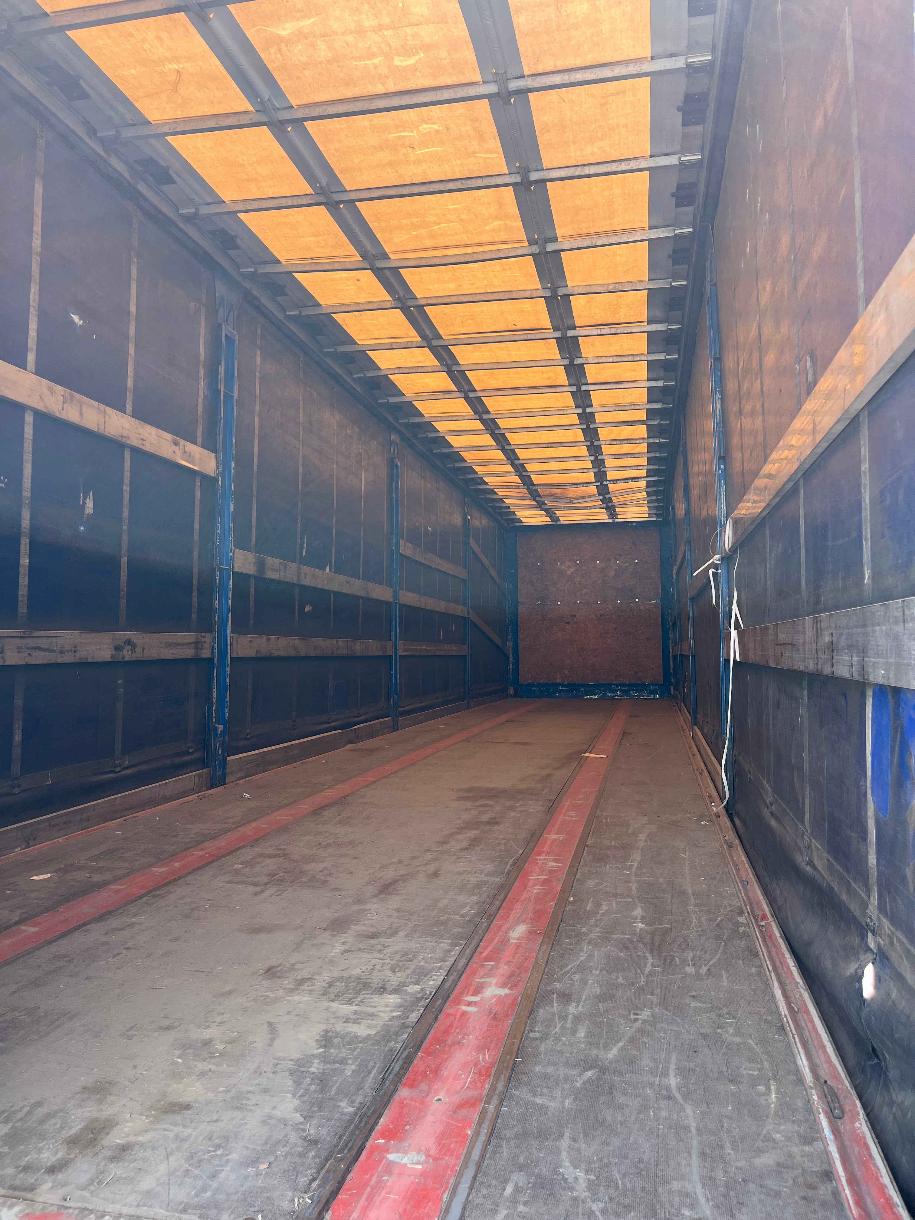 ROJO TAUTLINER / Eficiencia profesional preparada para operaciones reales de transporte.